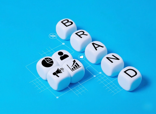 Dadi bianchi che compongono la parola Brand e icone di marketing su sfondo azzurro con grafici geometrici